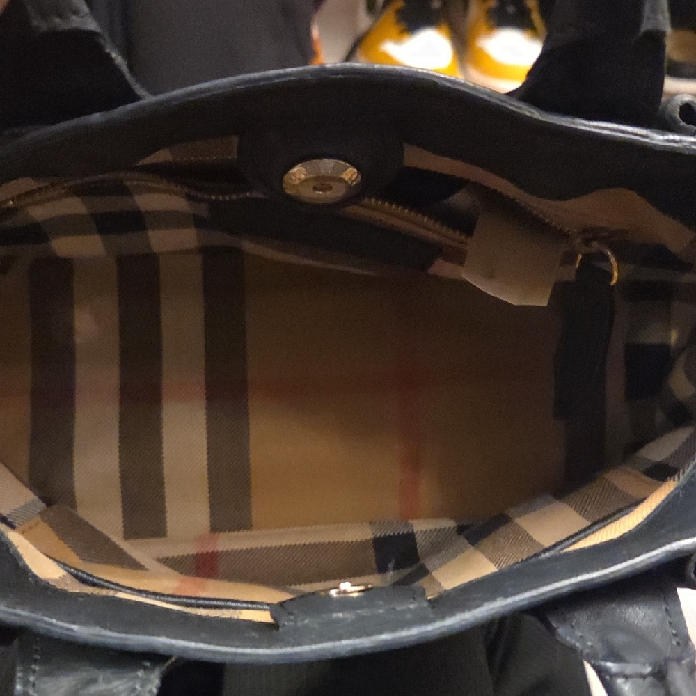 Burberry Banner Tote Handbag in Leather - Picture 3 of 16